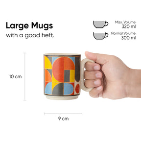 Multicolored mug held by a hand with dimensions and volume information displayed.